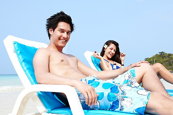 포토 JPG 주간 서양인 외국인 나무 식물 해외기획촬영 라이프스타일 커플 여자 2011년태국 남자 수영복 꽃 행복 여유 바다 여행 포즈 모션 휴가 휴식 맥주 주류 병맥주 사랑 미소 웃음 사람 앉기 상반신 20대 성인 해변 야외 두명 라이프 장식 여름 여름휴가 바캉스 비키니 모래사장 병 즐거움 선베드 청년만 성인만 국내포토 자연요소 식기 옷 계절 감정 음료 컨셉 의자 관계 표정 인종 청년 생활 파일형식 여름_계절