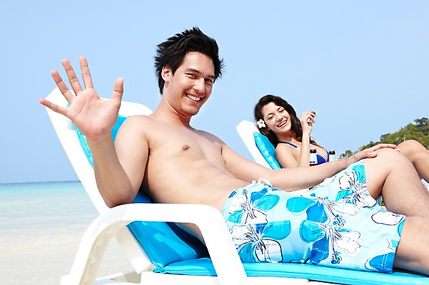 포토 JPG 주간 서양인 외국인 해외기획촬영 라이프스타일 커플 여자 2011년태국 남자 수영복 꽃 행복 여유 바다 여행 포즈 모션 휴가 휴식 맥주 주류 병맥주 사랑 미소 웃음 사람 앉기 상반신 20대 성인 해변 야외 두명 라이프 장식 여름 여름휴가 바캉스 비키니 모래사장 병 즐거움 선베드 청년만 성인만 국내포토 자연요소 식물 식기 옷 계절 감정 음료 컨셉 의자 관계 표정 인종 청년 생활 파일형식 여름_계절