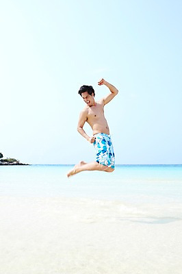 포토 JPG 주간 전신 서양인 외국인 해외기획촬영 라이프스타일 2011년태국 남자 수영복 행복 여유 바다 여행 포즈 모션 휴가 휴식 한명 서기 미소 웃음 사람 20대 성인 해변 야외 라이프 여름 여름휴가 바캉스 모래사장 달리기 점프 즐거움 남자만 남자한명만 성인남자만 청년만 청년남자만 청년남자한명만 성인한명만 성인남자한명만 성인만 국내포토 자연요소 1 옷 계절 감정 컨셉 표정 인종 청년 생활 파일형식 여름_계절