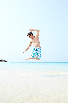 포토 JPG 주간 전신 서양인 외국인 해외기획촬영 라이프스타일 2011년태국 남자 수영복 행복 여유 바다 여행 포즈 모션 휴가 휴식 한명 서기 미소 웃음 사람 20대 성인 해변 야외 라이프 여름 여름휴가 바캉스 모래사장 달리기 점프 즐거움 남자만 남자한명만 성인남자만 청년만 청년남자만 청년남자한명만 성인한명만 성인남자한명만 성인만 국내포토 자연요소 1 옷 계절 감정 컨셉 표정 인종 청년 생활 파일형식 여름_계절