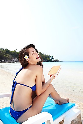 포토 JPG 주간 전신 서양인 외국인 나무 식물 해외기획촬영 라이프스타일 여자 2011년태국 수영복 꽃 행복 여유 바다 여행 포즈 모션 휴가 휴식 한명 미소 웃음 들기 사람 앉기 20대 성인 해변 야외 라이프 장식 책 여름 여름휴가 바캉스 비키니 모래사장 즐거움 한권 선베드 여자만 여자한명만 성인여자만 청년만 청년여자만 성인한명만 청년여자한명만 성인여자한명만 성인만 국내포토 자연요소 1 옷 계절 감정 컨셉 의자 표정 인종 청년 생활 파일형식 여름_계절