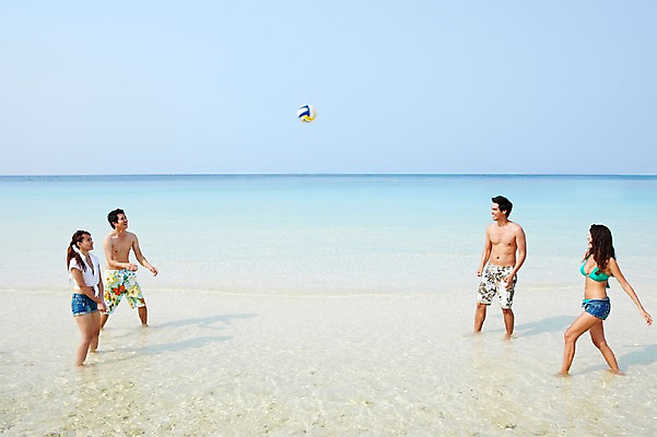 포토 JPG 주간 전신 서양인 외국인 해외기획촬영 라이프스타일 커플 여자 2011년태국 남자 수영복 행복 여유 바다 여행 포즈 공 물놀이 놀이 휴가 휴식 서기 웃음 사람 동양인 여러명 20대 성인 해변 야외 라이프 여름 여름휴가 바캉스 비키니 모래사장 놀이용품 비치볼 비치발리볼 즐거움 공놀이 청년만 성인만 국내포토 자연요소 옷 계절 감정 다수 컨셉 관계 모션 바캉스용품 표정 인종 청년 생활 배구 오브젝트 파일형식 여름_계절