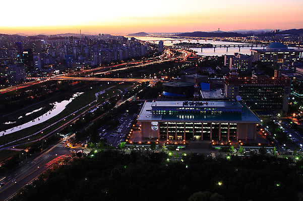 건축물 아시아 도로 길 육상교통 교통 야경 교통시설 조명 서울 한국 빌딩 사람없음 야외 건물 하이앵글 도시풍경 차도 도시 도심 저녁 수도 방송국 여의도 가교 수도_도성 건축 나라 교통수단 뷰포인트 풍경 야간 시설 풍경_경치
