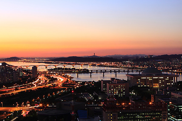 건축물 아시아 도로 길 육상교통 교통 야경 교통시설 조명 서울 한국 빌딩 사람없음 야외 건물 강 하이앵글 도시풍경 차도 도시 도심 수도 국회의사당 여의도 가교 수도_도성 건축 나라 교통수단 뷰포인트 풍경 야간 시설 풍경_경치