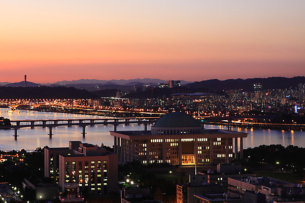 건축물 아시아 길 육상교통 교통 교통시설 조명 서울 한국 풍경 빌딩 사람없음 야외 건물 강 하이앵글 도시풍경 황혼 차도 도시 도심 저녁 수도 국회의사당 여의도 가교 수도_도성 건축 나라 도로 교통수단 뷰포인트 일몰 야간 시설