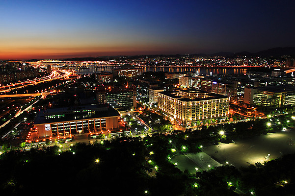 건축물 길 육상교통 교통 야경 교통시설 조명 서울 한국 사람없음 야외 건물 하이앵글 도시풍경 차도 도시 도심 수도 국회의사당 방송국 여의도 수도_도성 건축 아시아 도로 교통수단 뷰포인트 풍경 야간 시설 풍경_경치