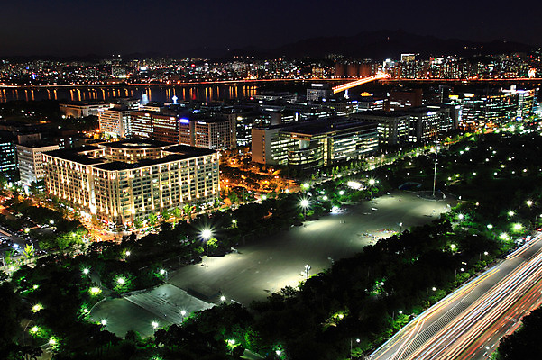 나무 건축물 도로 길 육상교통 교통 야경 가로등 교통시설 조명 아파트 서울 한국 사람없음 야외 건물 하이앵글 도시풍경 차도 도시 도심 수도 여의도 수도_도성 식물 공공시설 건축 아시아 교통수단 뷰포인트 주택 풍경 야간 시설 풍경_경치