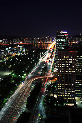 건축물 도로 길 육상교통 교통 야경 교통시설 조명 서울 한국 사람없음 야외 건물 하이앵글 도시풍경 차도 도시 도심 수도 여의도 수도_도성 건축 아시아 교통수단 뷰포인트 풍경 야간 시설 풍경_경치