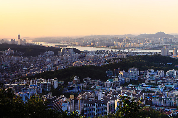 건축물 길 육상교통 교통 교통시설 산 아파트 서울 한국 풍경 사람없음 야외 건물 강 하이앵글 도시풍경 차도 도시 도심 수도 수도_도성 건축 아시아 도로 교통수단 뷰포인트 주택 시설