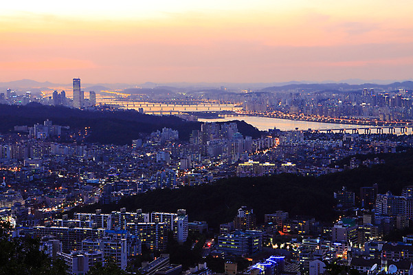 건축물 길 육상교통 교통 야경 교통시설 조명 아파트 서울 한국 사람없음 야외 건물 강 하이앵글 도시풍경 차도 도시 도심 저녁 수도 수도_도성 건축 아시아 도로 교통수단 뷰포인트 주택 풍경 야간 시설 풍경_경치
