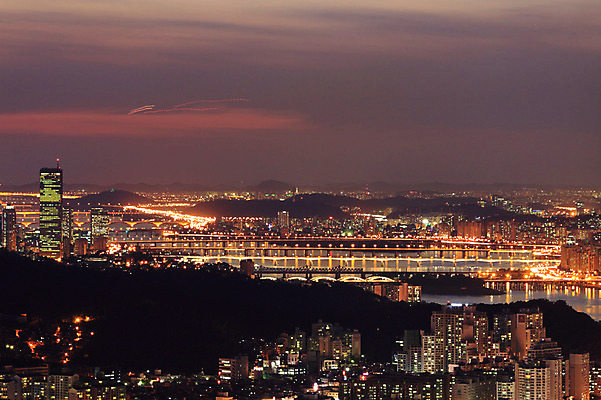 건축물 아시아 길 육상교통 교통 야경 교통시설 조명 아파트 서울 한국 빌딩 사람없음 야외 건물 강 하이앵글 도시풍경 차도 도시 도심 저녁 수도 가교 수도_도성 건축 나라 도로 교통수단 뷰포인트 주택 풍경 야간 시설 풍경_경치
