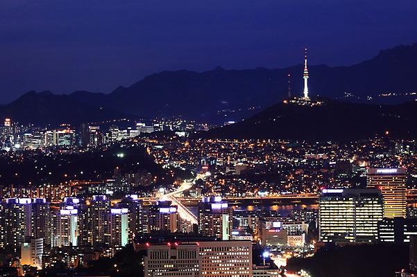 건축물 길 육상교통 교통 야경 교통시설 조명 산 서울 한국 사람없음 야외 건물 하이앵글 도시풍경 차도 도시 도심 수도 수도_도성 건축 아시아 도로 교통수단 뷰포인트 풍경 야간 시설 풍경_경치