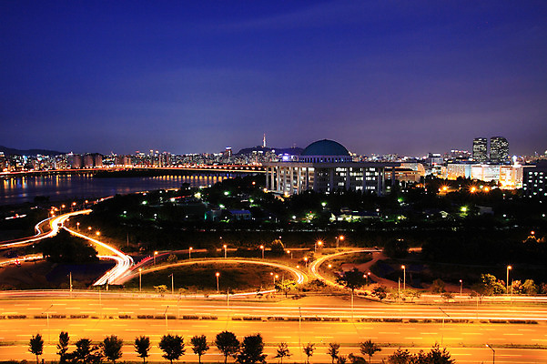 건축물 도로 길 육상교통 교통 야경 가로등 교통시설 조명 한국 사람없음 야외 건물 하이앵글 도시풍경 차도 도시 도심 수도 국회의사당 여의도 올림픽대로 수도_도성 공공시설 건축 아시아 교통수단 뷰포인트 서울 풍경 다리_건축물 야간 시설 풍경_경치