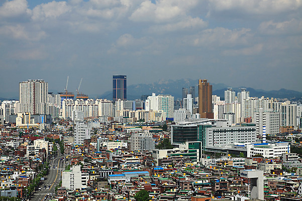 구름 건축물 길 육상교통 교통 교통시설 하늘 서울 한국 풍경 사람없음 야외 건물 하이앵글 도시풍경 차도 도시 도심 수도 수도_도성 자연요소 건축 아시아 도로 교통수단 뷰포인트 시설