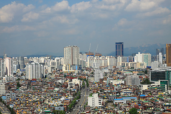 구름 건축물 길 육상교통 교통 교통시설 하늘 서울 한국 풍경 사람없음 야외 건물 하이앵글 도시풍경 차도 도시 도심 수도 수도_도성 자연요소 건축 아시아 도로 교통수단 뷰포인트 시설