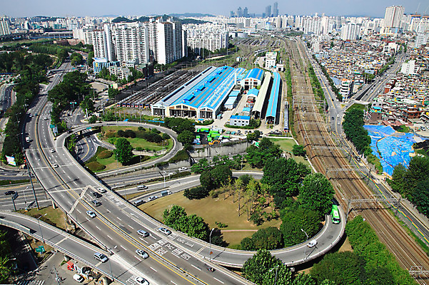 포토 JPG 구름 건축물 건축 아시아 도로 길 육상교통 교통 교통시설 자동차 하늘 서울 한국 풍경 빌딩 고가 사람없음 야외 건물 하이앵글 도시풍경 고층빌딩 차도 도시 고가도로 고속도로 도심 전철 수도 수도_도성 국내포토 자연요소 나라 교통수단 뷰포인트 대중교통 시설 파일형식