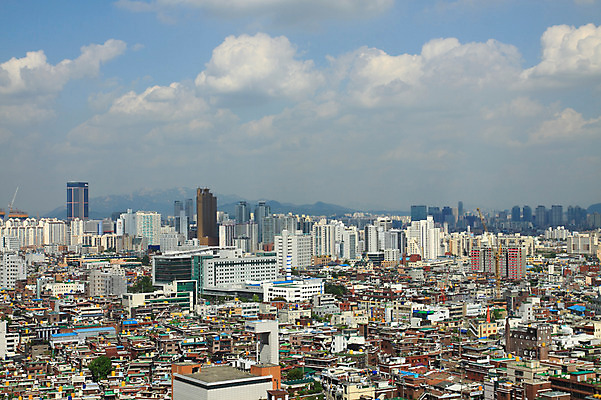 구름 건축물 길 육상교통 교통 교통시설 하늘 서울 한국 풍경 사람없음 야외 건물 하이앵글 도시풍경 차도 도시 도심 수도 수도_도성 자연요소 건축 아시아 도로 교통수단 뷰포인트 시설