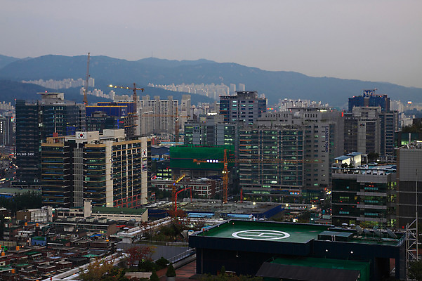 건축물 길 육상교통 교통 교통시설 한국 풍경 사람없음 야외 건물 하이앵글 도시풍경 차도 도시 도심 옥상 수도 수도_도성 건축 아시아 도로 교통수단 뷰포인트 시설