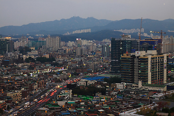 건축물 길 육상교통 교통 교통시설 한국 풍경 사람없음 야외 건물 하이앵글 도시풍경 차도 도시 도심 옥상 수도 수도_도성 건축 아시아 도로 교통수단 뷰포인트 시설