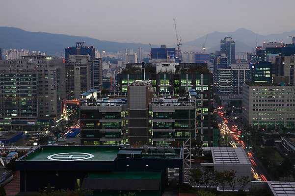 건축물 길 육상교통 교통 교통시설 한국 풍경 사람없음 야외 건물 하이앵글 도시풍경 차도 도시 도심 옥상 수도 수도_도성 건축 아시아 도로 교통수단 뷰포인트 시설