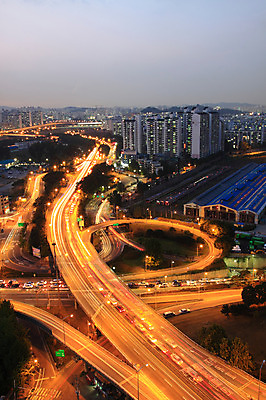 포토 JPG 건축물 건축 아시아 도로 길 육상교통 교통 야경 교통시설 자동차 조명 서울 한국 빌딩 고가 사람없음 야외 건물 빛 하이앵글 도시풍경 고층빌딩 차도 도시 고가도로 고속도로 도심 전철 저녁 수도 가교 수도_도성 국내포토 나라 교통수단 뷰포인트 대중교통 풍경 야간 시설 파일형식 풍경_경치