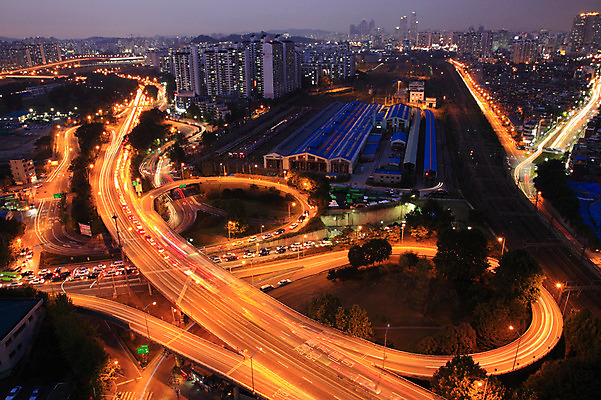 포토 JPG 건축물 건축 아시아 도로 길 육상교통 교통 야경 교통시설 자동차 조명 서울 한국 빌딩 고가 사람없음 야외 건물 빛 하이앵글 도시풍경 고층빌딩 차도 도시 고가도로 고속도로 도심 전철 저녁 수도 가교 수도_도성 국내포토 나라 교통수단 뷰포인트 대중교통 풍경 야간 시설 파일형식 풍경_경치