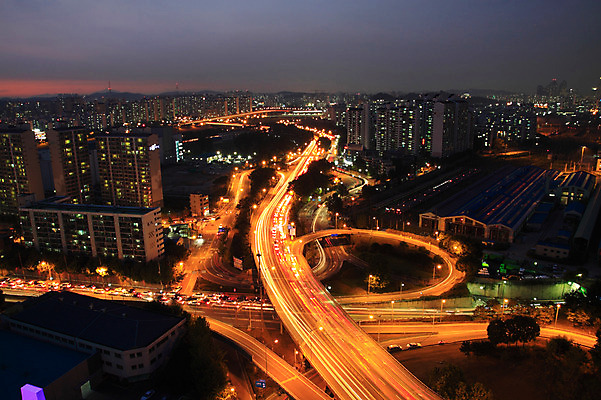 포토 JPG 건축물 건축 아시아 도로 길 육상교통 교통 야경 교통시설 자동차 조명 서울 한국 빌딩 고가 사람없음 야외 건물 빛 하이앵글 도시풍경 고층빌딩 차도 도시 고가도로 고속도로 도심 전철 저녁 수도 가교 수도_도성 국내포토 나라 교통수단 뷰포인트 대중교통 풍경 야간 시설 파일형식 풍경_경치