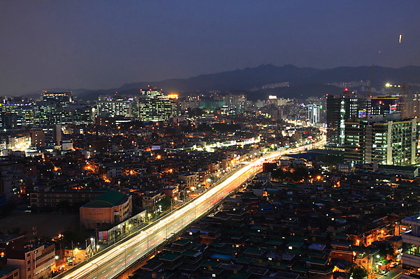 건축물 도로 길 육상교통 교통 야경 교통시설 조명 한국 사람없음 야외 건물 하이앵글 도시풍경 차도 도시 도심 수도 수도_도성 건축 아시아 교통수단 뷰포인트 풍경 야간 시설 풍경_경치