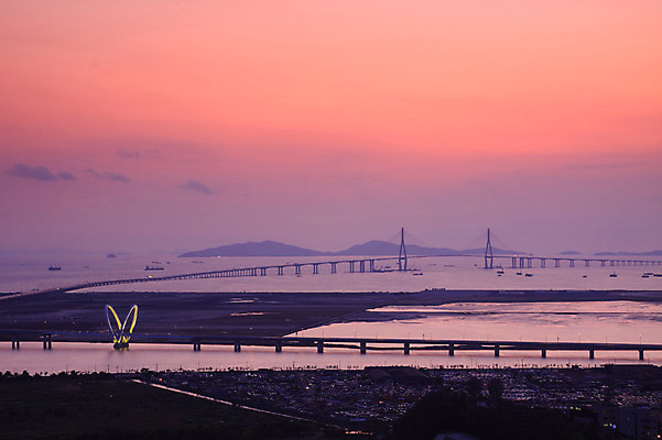 구름 건축물 길 육상교통 바다 교통 교통시설 하늘 한국 풍경 사람없음 야외 하이앵글 도시풍경 황혼 차도 도시 수도 인천 인천대교 가교 수도_도성 자연요소 건축 아시아 도로 교통수단 뷰포인트 일몰 다리_건축물 시설