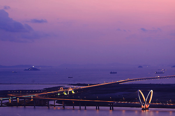 구름 건축물 아시아 길 육상교통 바다 섬 교통 야경 교통시설 하늘 조명 한국 사람없음 야외 하이앵글 도시풍경 차도 도시 저녁 인천 인천대교 가교 선박 자연요소 건축 나라 도로 교통수단 뷰포인트 수상교통 풍경 다리_건축물 야간 시설 풍경_경치