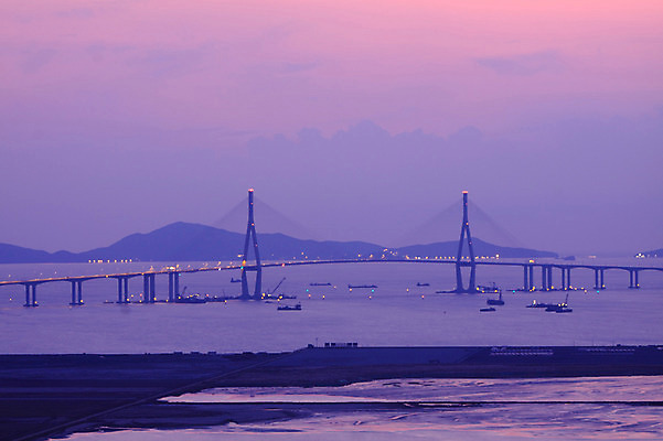 구름 건축물 아시아 길 육상교통 바다 섬 교통 야경 교통시설 하늘 조명 한국 사람없음 야외 하이앵글 도시풍경 차도 도시 저녁 인천 인천대교 가교 선박 자연요소 건축 나라 도로 교통수단 뷰포인트 수상교통 풍경 다리_건축물 야간 시설 풍경_경치
