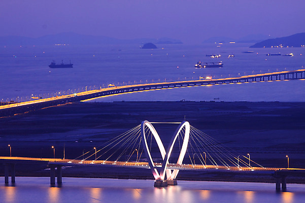 건축물 아시아 길 육상교통 바다 섬 교통 야경 교통시설 조명 한국 사람없음 야외 하이앵글 도시풍경 차도 도시 저녁 인천 인천대교 가교 선박 건축 나라 도로 교통수단 뷰포인트 수상교통 풍경 다리_건축물 야간 시설 풍경_경치