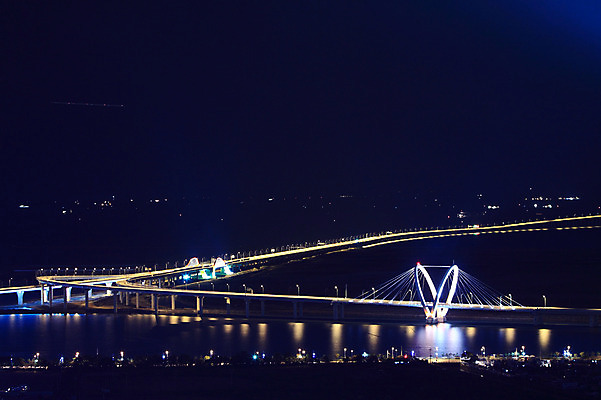 포토 JPG 시설물 건축물 현대건축 건축 아시아 길 육상교통 바다 교통 야경 교통시설 조명 한국 사람없음 야외 빛 하이앵글 도시풍경 어둠 차도 시골 도시 저녁 인천 인천대교 가교 국내포토 나라 도로 교통수단 뷰포인트 풍경 다리_건축물 야간 시설 파일형식 풍경_경치