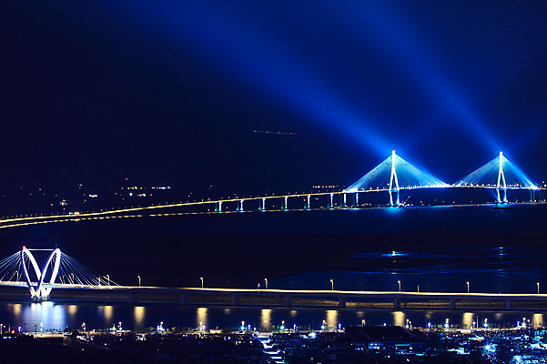 포토 JPG 시설물 건축물 현대건축 건축 아시아 길 육상교통 바다 교통 야경 교통시설 조명 한국 사람없음 야외 빛 하이앵글 도시풍경 어둠 차도 시골 도시 저녁 인천 인천대교 가교 국내포토 나라 도로 교통수단 뷰포인트 풍경 다리_건축물 야간 시설 파일형식 풍경_경치