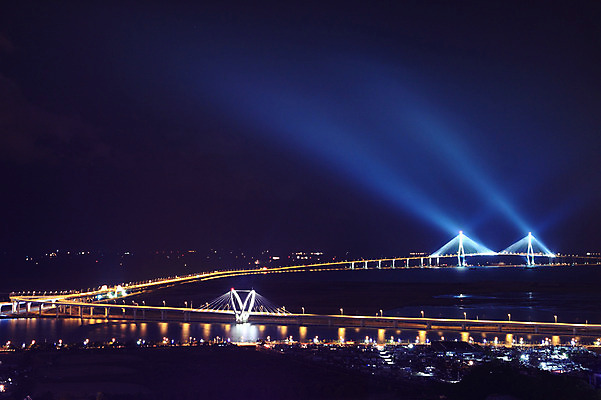 포토 JPG 시설물 건축물 현대건축 건축 아시아 길 육상교통 바다 교통 야경 교통시설 조명 한국 사람없음 야외 빛 하이앵글 도시풍경 어둠 차도 시골 도시 저녁 인천 인천대교 가교 국내포토 나라 도로 교통수단 뷰포인트 풍경 다리_건축물 야간 시설 파일형식 풍경_경치