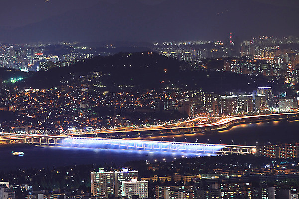 건축물 아시아 길 육상교통 교통 야경 교통시설 조명 서울 한국 빌딩 사람없음 야외 하이앵글 도시풍경 차도 도시 도심 수도 반포대교 가교 수도_도성 건축 나라 도로 교통수단 뷰포인트 풍경 건물 다리_건축물 야간 시설 풍경_경치