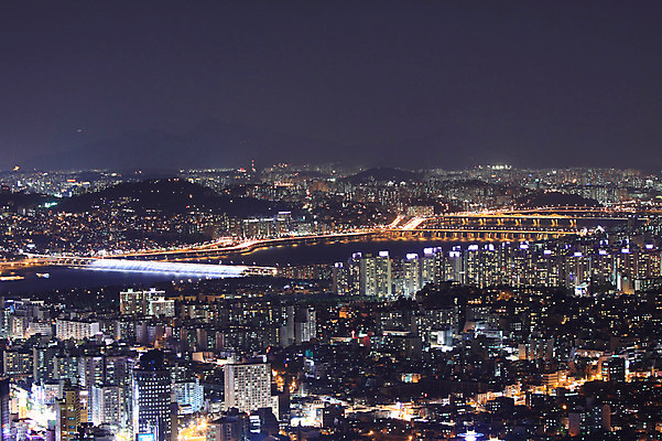 건축물 아시아 길 육상교통 교통 야경 교통시설 조명 서울 한국 빌딩 사람없음 야외 하이앵글 도시풍경 차도 도시 도심 수도 반포대교 가교 수도_도성 건축 나라 도로 교통수단 뷰포인트 풍경 건물 다리_건축물 야간 시설 풍경_경치