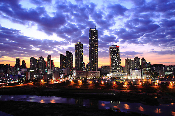 구름 건축물 길 육상교통 교통 야경 교통시설 하늘 조명 아파트 서울 한국 사람없음 야외 건물 하이앵글 도시풍경 차도 도시 목동 도심 저녁 수도 안양천 주상복합 수도_도성 자연요소 건축 아시아 도로 교통수단 뷰포인트 주택 풍경 야간 시설 안양 풍경_경치