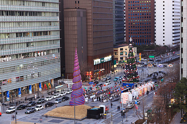 건축물 아시아 도로 길 육상교통 교통 교통시설 자동차 거리 서울 한국 풍경 빌딩 야외 건물 하이앵글 도시풍경 크리스마스트리 차도 도시 보행자 도심 가로수 수도 청계천 시민 설치물 수도_도성 건축 나라 교통수단 뷰포인트 크리스마스 강 시설 국민 랜드마크