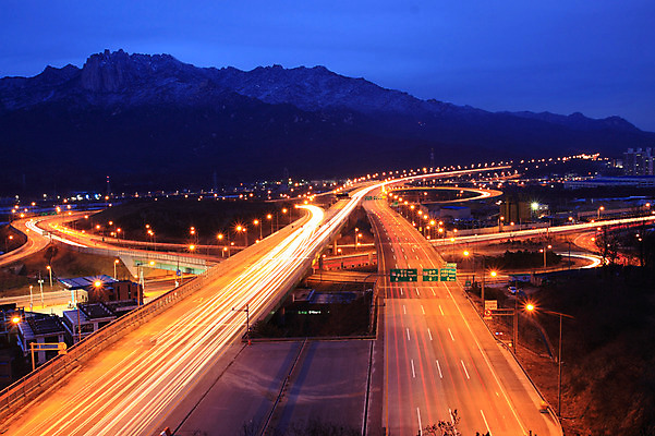 건축물 도로 길 육상교통 교통 가로등 교통시설 조명 산 서울 한국 풍경 사람없음 야외 하이앵글 도시풍경 차도 도시 표지판 도심 수도 외곽순환도로 수도_도성 공공시설 건축 아시아 교통수단 뷰포인트 알림판 시설