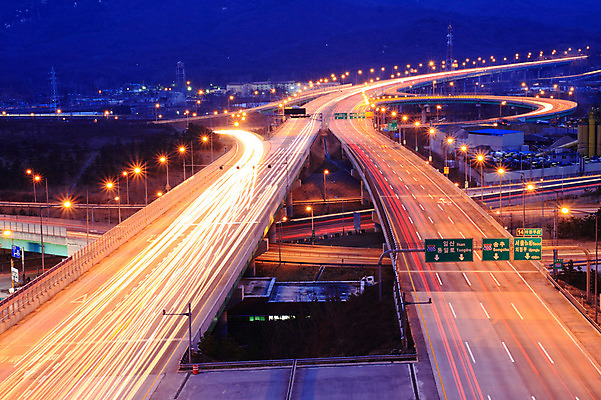 건축물 도로 길 육상교통 교통 가로등 교통시설 조명 산 서울 한국 풍경 사람없음 야외 하이앵글 도시풍경 차도 도시 표지판 도심 수도 외곽순환도로 수도_도성 공공시설 건축 아시아 교통수단 뷰포인트 알림판 시설