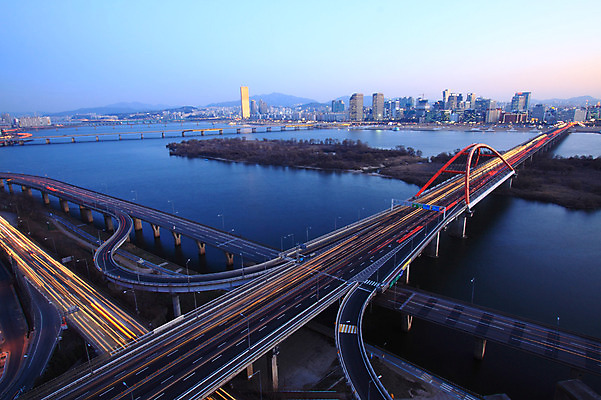 건축물 아시아 도로 길 육상교통 섬 교통 교통시설 서울 한국 풍경 사람없음 야외 강 하이앵글 도시풍경 차도 도시 도심 한강 수도 서강대교 가교 수도_도성 건축 나라 교통수단 뷰포인트 다리_건축물 시설 랜드마크