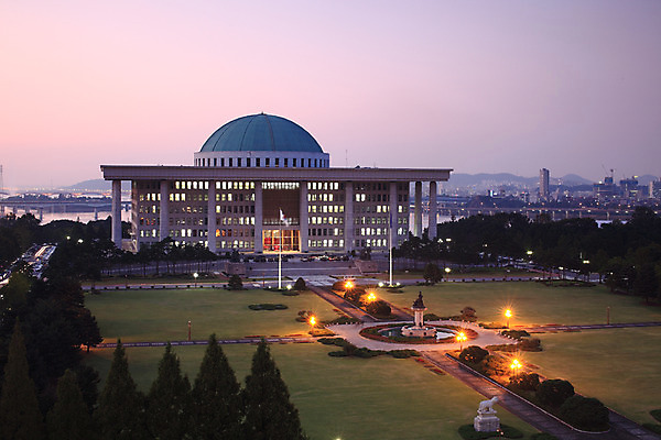 포토 JPG 나무 건축물 길 육상교통 교통 교통시설 하늘 조명 서울 한국 풍경 잔디 사람없음 야외 건물 하이앵글 도시풍경 동상 노을 정원 차도 도시 도심 저녁 수도 국회의사당 여의도 수도_도성 국내포토 자연요소 식물 건축 아시아 도로 교통수단 뷰포인트 조형물 야간 시설 기념물 파일형식
