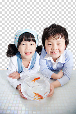 동물 편집 편집이미지 여자 교육 남자 초등학생 어린이 컬러 어류 웃음 사람 동양인 소녀 소년 상반신 두명 앞모습 세로 물 유치원 어항 금붕어 유치원교육 PNG 어린이만 편집소스 자연요소 학생 뷰포인트 표정 인종 수중동물 파일형식