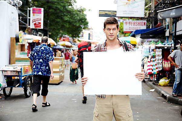 포토 JPG 주간 서양인 외국인 해외기획촬영 해외 라이프스타일 2011년태국 남자 나라 외국문화 해외여행 여행 포즈 가방 배낭 태국 휴가 거리 안내 알림판 태국문화 서기 들기 사람 여러명 상반신 20대 성인 야외 건물 라이프 관광지 시장 알림 방콕 카오산로드 남자만 성인남자만 청년만 청년남자만 성인만 국내포토 자연요소 동양문화 건축물 잡화 아시아 문화 다수 모션 인종 청년 생활 파일형식