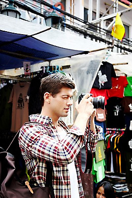 포토 JPG 주간 서양인 외국인 해외기획촬영 해외 라이프스타일 2011년태국 남자 나라 외국문화 해외여행 여행 포즈 다수 가방 배낭 태국 휴가 태국문화 한명 서기 들기 사람 상반신 20대 성인 야외 라이프 관광지 카메라 상점 사진촬영 여러개 시장 옷걸이 방콕 옷가게 카오산로드 남자만 남자한명만 성인남자만 청년만 청년남자만 청년남자한명만 성인한명만 성인남자한명만 성인만 국내포토 자연요소 1 동양문화 잡화 옷 아시아 문화 모션 인종 청년 생활 전자제품 촬영 파일형식