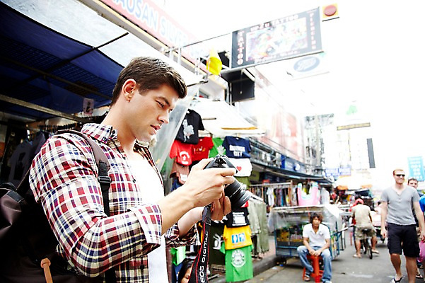 포토 JPG 주간 서양인 외국인 해외기획촬영 해외 라이프스타일 2011년태국 남자 나라 외국문화 해외여행 여행 포즈 가방 배낭 태국 휴가 태국문화 서기 들기 사람 여러명 상반신 20대 성인 야외 라이프 관광지 카메라 상점 사진촬영 시장 방콕 카오산로드 남자만 성인남자만 청년만 청년남자만 성인만 국내포토 자연요소 동양문화 잡화 아시아 문화 다수 모션 인종 청년 생활 전자제품 촬영 파일형식
