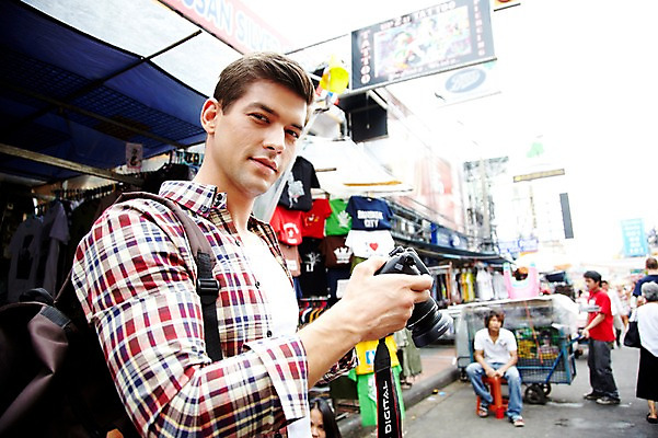 포토 JPG 주간 서양인 외국인 해외기획촬영 해외 라이프스타일 2011년태국 남자 나라 외국문화 해외여행 여행 포즈 가방 배낭 태국 휴가 간판 태국문화 서기 웃음 들기 사람 여러명 상반신 20대 성인 야외 라이프 관광지 카메라 상점 사진촬영 시장 방콕 카오산로드 남자만 성인남자만 청년만 청년남자만 성인만 국내포토 자연요소 동양문화 잡화 아시아 문화 다수 모션 표정 인종 청년 생활 전자제품 촬영 파일형식