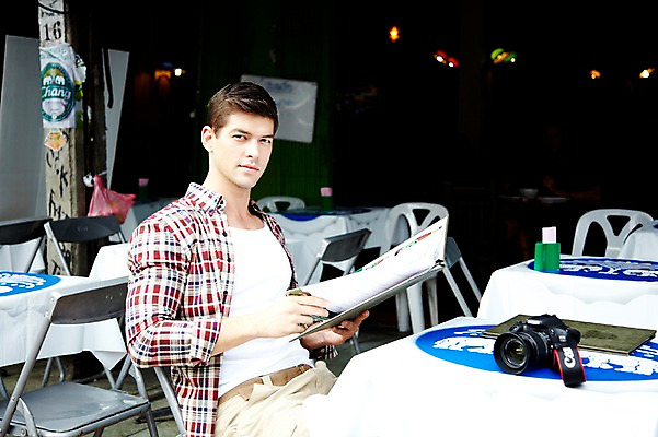 포토 JPG 주간 서양인 외국인 해외기획촬영 해외 라이프스타일 2011년태국 남자 나라 외국문화 해외여행 여행 포즈 의자 태국 탁자 휴가 태국문화 한명 들기 사람 앉기 상반신 20대 성인 야외 라이프 관광지 카메라 상점 카페 시장 방콕 메뉴판 카페테리아 카오산로드 카페테라스 남자만 남자한명만 성인남자만 청년만 청년남자만 청년남자한명만 성인한명만 성인남자한명만 성인만 국내포토 자연요소 1 동양문화 아시아 문화 가구 모션 인종 청년 생활 전자제품 파일형식