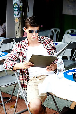 포토 JPG 주간 서양인 외국인 해외기획촬영 해외 라이프스타일 2011년태국 남자 나라 외국문화 해외여행 여행 포즈 의자 태국 탁자 휴가 태국문화 한명 들기 사람 앉기 상반신 20대 성인 야외 라이프 물 관광지 선글라스 상점 카페 시장 물통 물병 방콕 메뉴판 카페테리아 카오산로드 카페테라스 남자만 남자한명만 성인남자만 청년만 청년남자만 청년남자한명만 성인한명만 성인남자한명만 성인만 국내포토 자연요소 1 동양문화 아시아 문화 안경 가구 모션 인종 청년 생활 파일형식